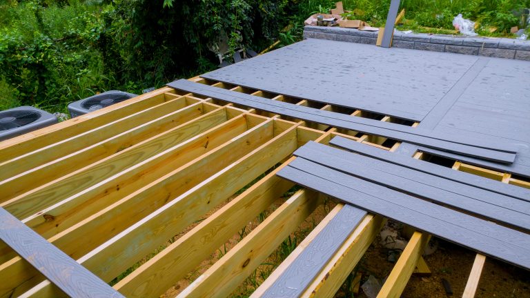 ¿Love your Budget? Choosing Between Wood and Composite Decking